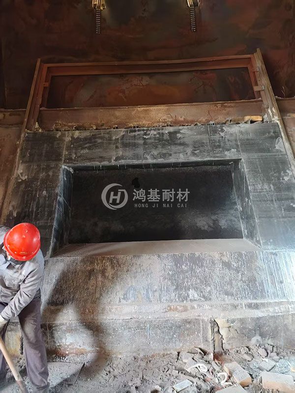 熔鋁爐爐門修補完成