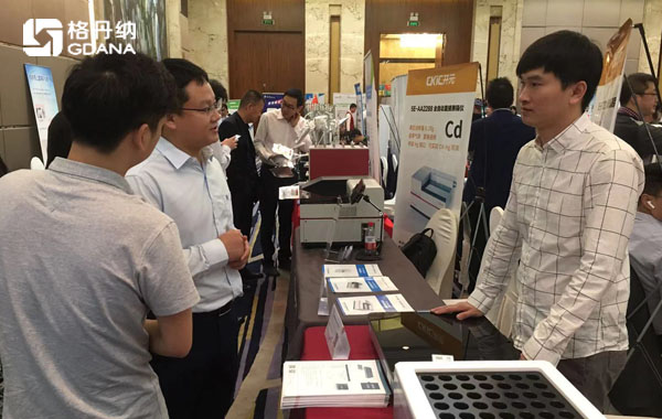 格丹納工程師現(xiàn)場(chǎng)與用戶、專業(yè)人士進(jìn)行交流