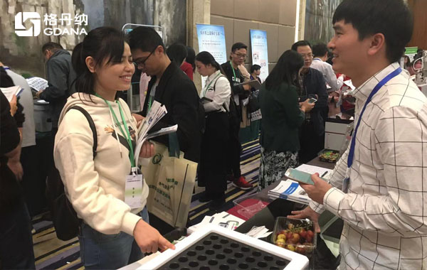 格丹納工程師現(xiàn)場(chǎng)與用戶、專業(yè)人士進(jìn)行交流